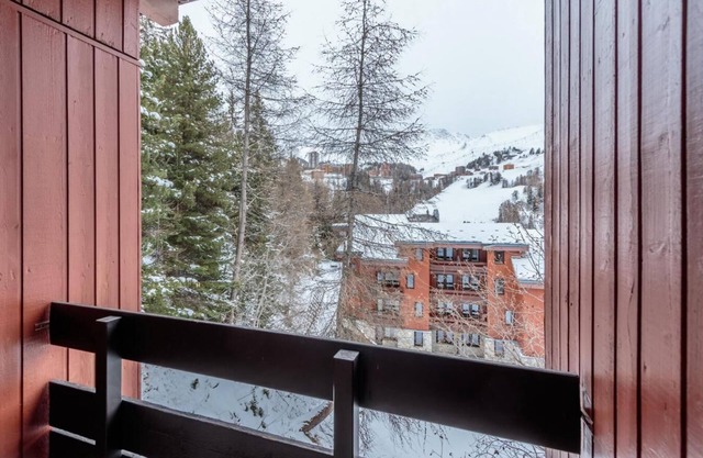 4th floor, view mountain, swimming pool, balcony, tv, ski locker, 54m², La Plagne