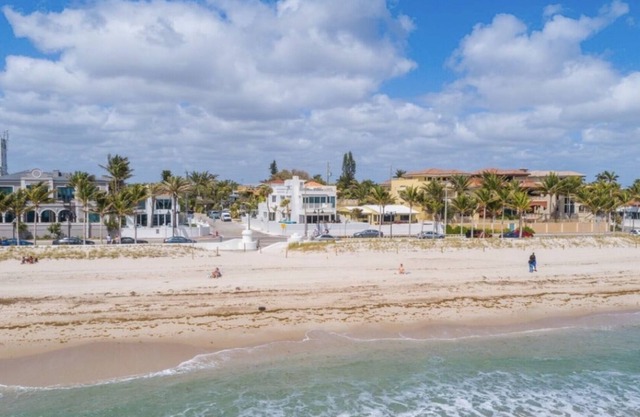 5-bed, 4-bath beachfront house in Ft. Lauderdale with ocean-view patio & rooftop
