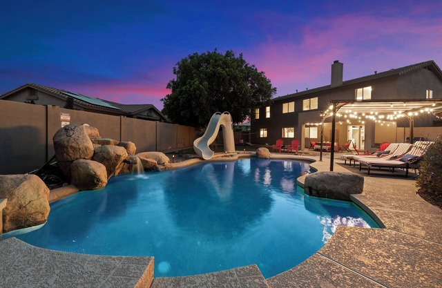 5 Bed 4 Bath Home PREMIUM LOCATION Sleeps 16+ heated pool option and spa