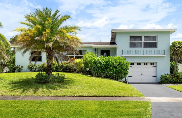 5 bed Beach House on Lake with Hot Tub & Tiki Cabana!