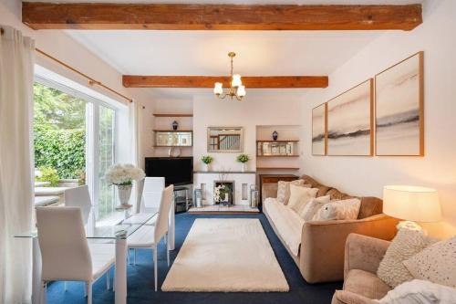 5 Bed Home with Private Parking - 25 Mins To Central London