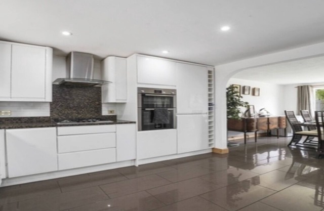 5 Bed House - Sleeps 10 - Garden - Parking - Wifi
