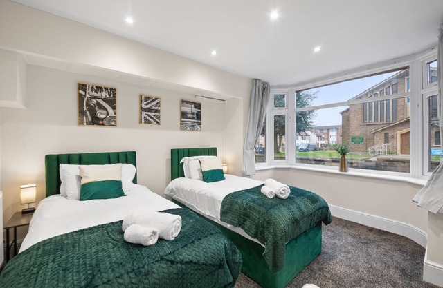 5 Bed House - Sleeps 11 - Parking - Garden - Wifi