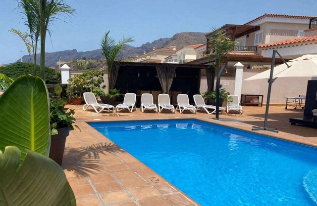 5 bed villa, pooltable, table tennis, fab location
