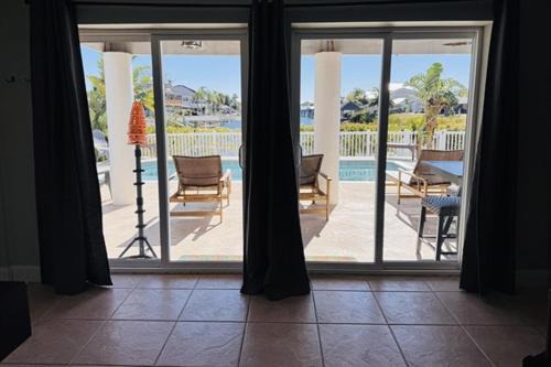 5 Bed3bath waterfront pool home with full gym, office, and heated pool!