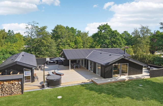 5 bedroom amazing home in Glesborg
