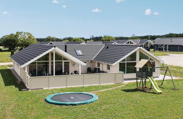 5 bedroom awesome home in Bogense