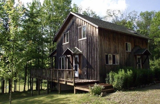 5 Bedroom Cozy Cabin Nestled in the Woods with Pond 1 mile from CHQ Institution
