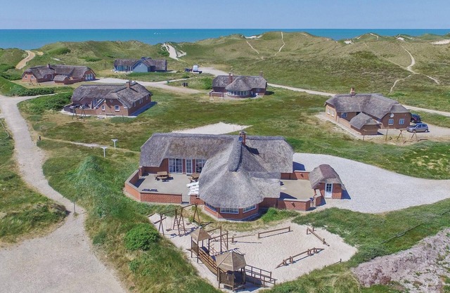 5 bedroom cozy home in Ringkøbing