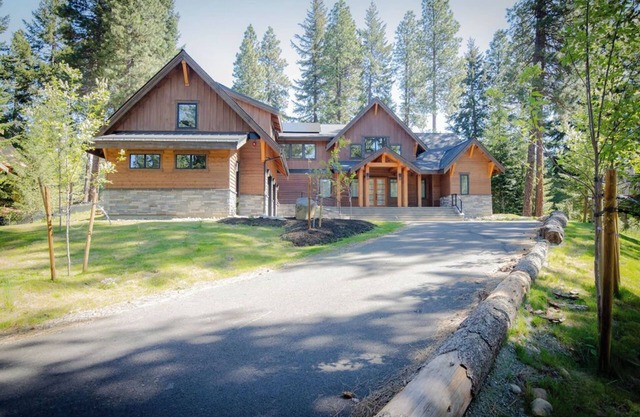 5-bedroom golf-course retreat with theater, outdoor living, hot tub, and more!