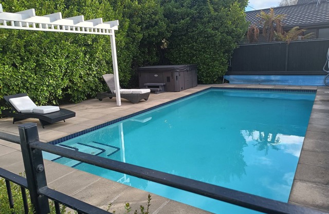 5 bedroom house near Hagley Park and Merivale, swimming pool