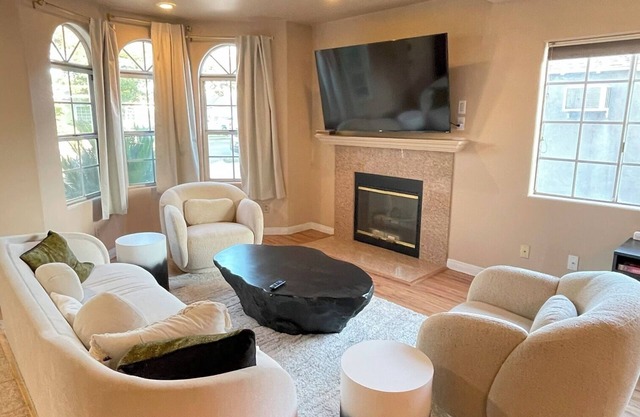 5-bedroom Luxury house with AC 9 miles east of downtown LA