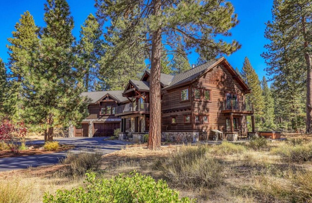 5-bedroom Luxury Home , on 3 acres of pine trees with Hot Tun, Dogs ok