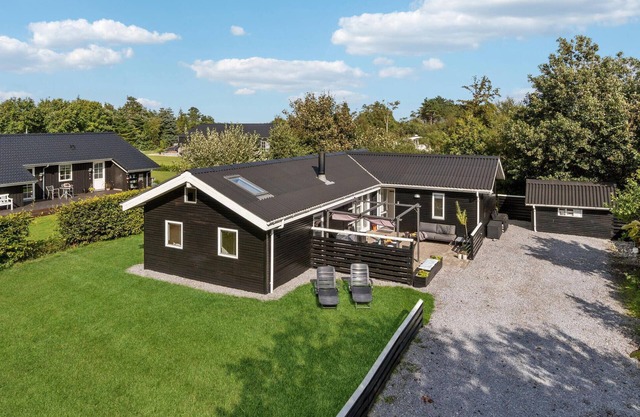 5 bedroom nice home in Hadsund