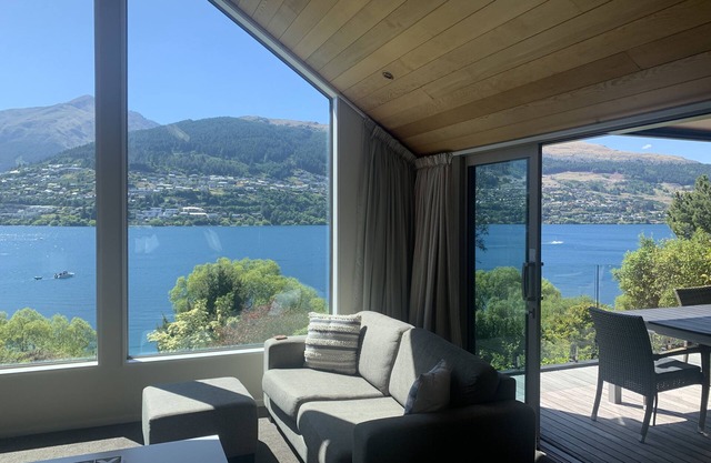 5 Bedroom Queenstown Lakefront Home