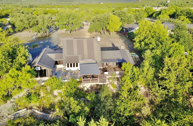 5-bedroom vacation home just steps from the Frio River