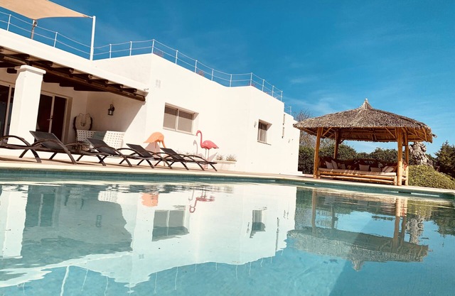 5 bedroom villa near Ibiza town, sea view, 4 bathrooms, pool