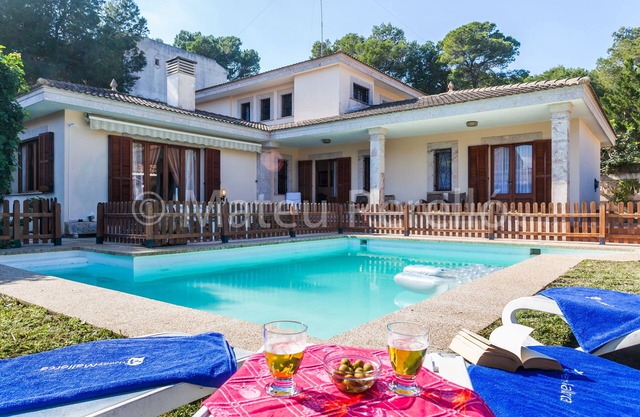 5 bedroom villa with large pool
