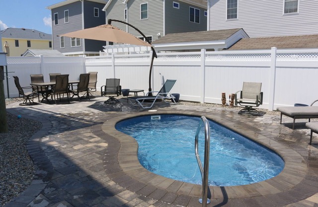 5 bedrooms- 2 masters- Beautiful pool