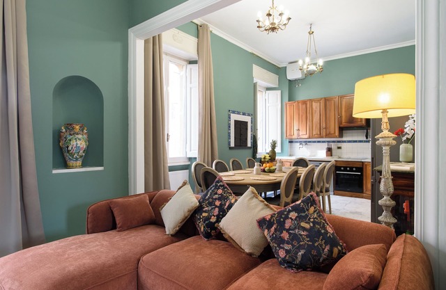 [5 Bedrooms, 3 bathrooms] Historic residence in Coliseum