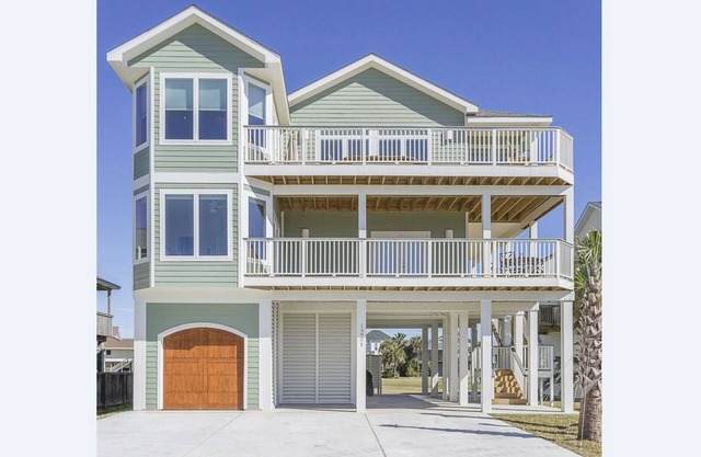 5 BEDROOMS, 41/2 BATHS, PIRATES BEACH. GOLF CART INCLUDED!