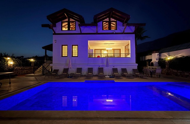 5 Bedrooms, heated pool, pool table, table tennis, bbq & wifi.