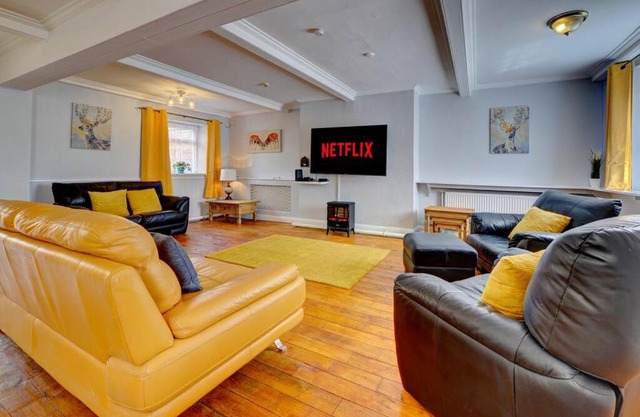 5 bedrooms, sleeps up to 16, secure parking space & comfort