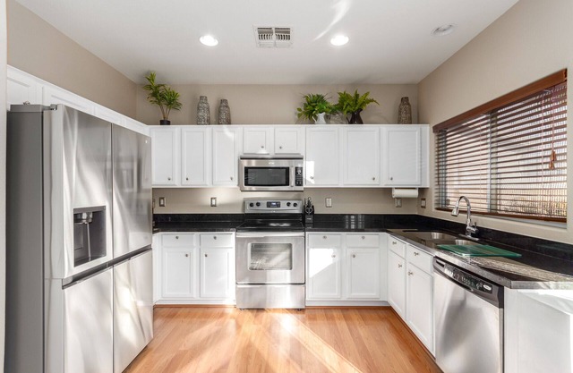 5 bedrooms with pool near MLB Baseball Parks, NFL Football Stadium & NASCAR