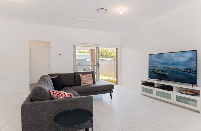 5 Bent Street - huge house with Foxtel & Aircon