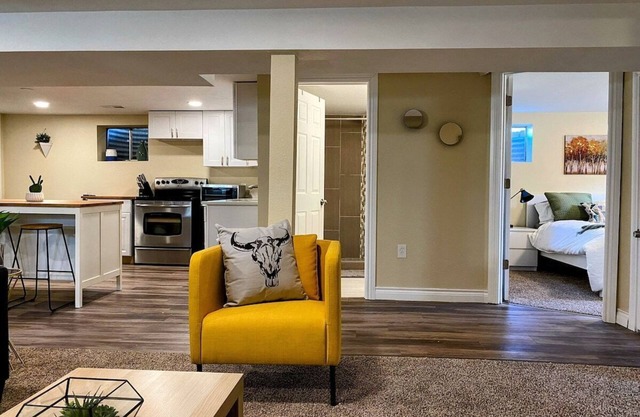 5 BR, 2 Kitchens!