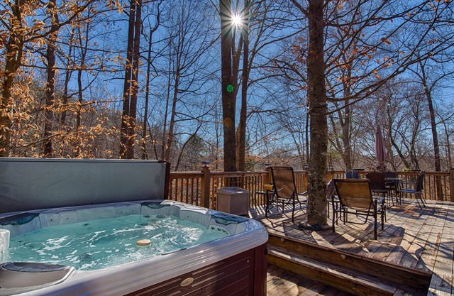 5 BR Log Home - 5 Min/2.7miles to TIEC - with a Hot Tub on 18 acres "Creekside"