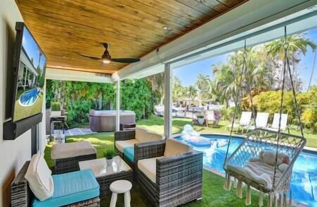 5 BR on Water, Heated Pool, Jacuzzi, Boat Avail