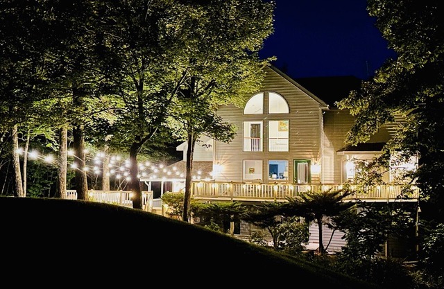 5 BR, Sleeps 14, Hot Tub, EV Charger, Golf Course Views