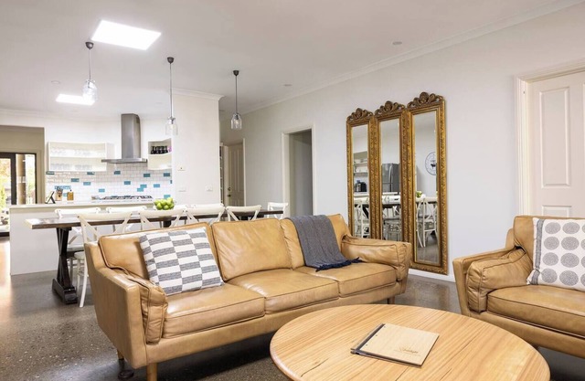 5 ensuite bedrooms - Pool - King beds - 7mins easy walk to town. Walk everywhere