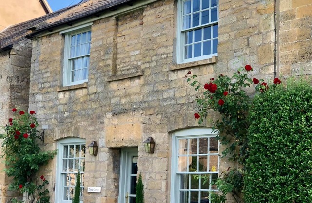 5* LUXURY Spacious Cottage, Garden. Pubs, Duck Pond. 5 Beds,3 Baths. Nr Broadway