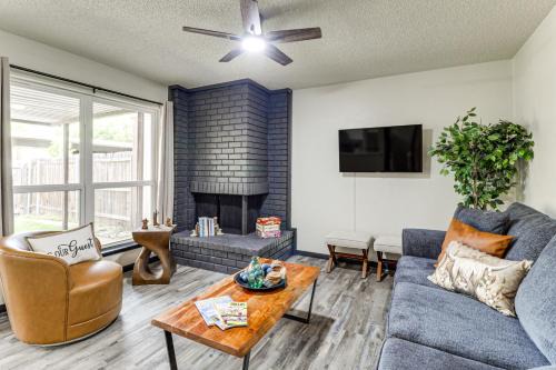 5 Mi to ATandT Stadium Townhome with Community Pools!