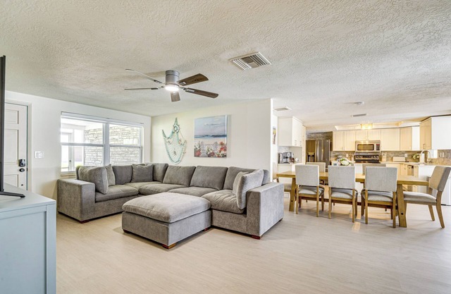 5 Mi to Beach: Retreat w/Heated Pool in Holiday!