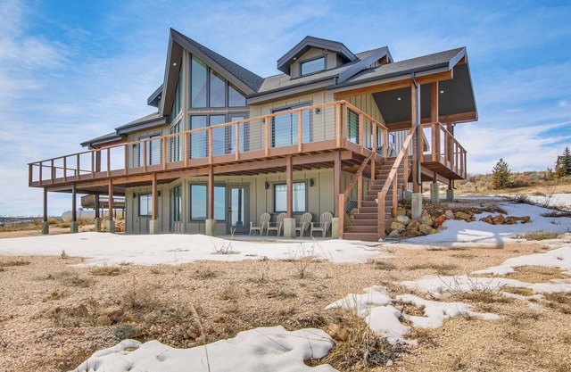 5 Mi to Bear Lake State Park: Home w/Deck