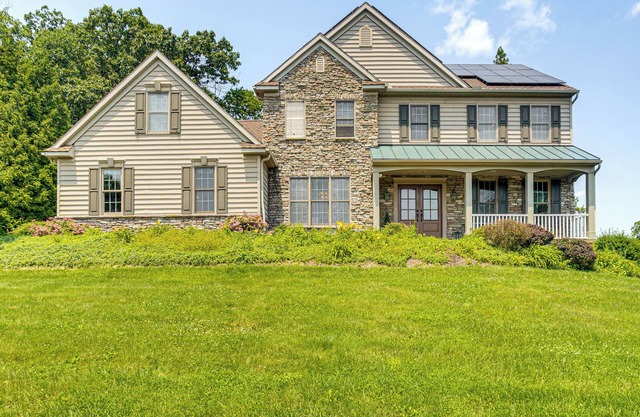 5 Mi to Dtwn York: Spacious Family Home