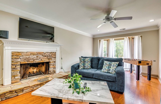 5 Mi to Lake Acworth: Georgia Gem w/Private Patio
