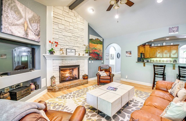 < 5 Mi to Lake Desoto: Grand Hot Springs Home