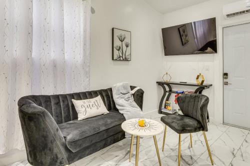 5 Mi to Sawgrass Mills Couples Retreat with Patio