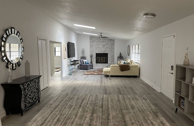 5 miles to WEC - 3 bdrm + "4th bdrm/Ofc", 2.5 bath 2800 SF Home, Sleeps 10+