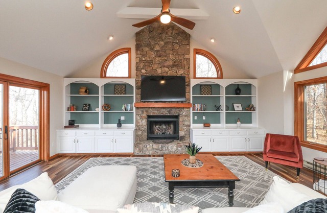 5 min from slopes. Luxury Wintergreen Mt Home + All the Amenities!