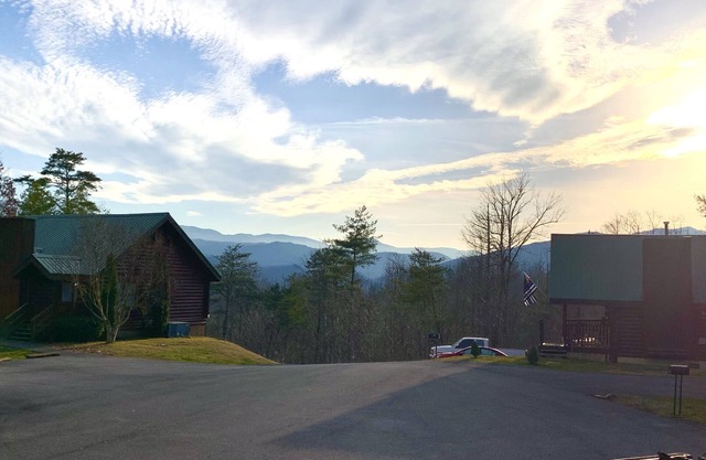 5 Min to Gatlinburg! Nice Views! Hot Tub! 2 King Suites! Book Now!