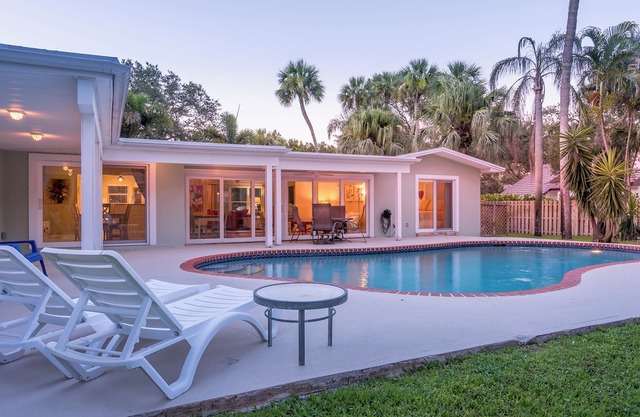 5 Min Walk - Golf Cart Included - Central Beach - House w Large Backyard & Pool