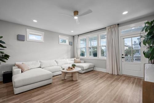 5 min walk to Beach Roof Patio Office Garage BBQ