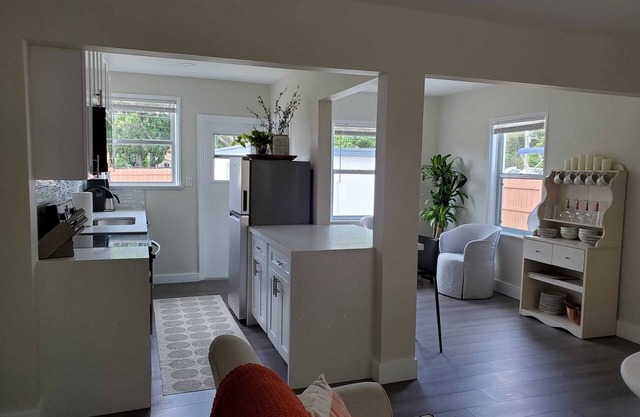 5 Min Walk to the Ave 5 min Drive to the Beach! Pet friendly!