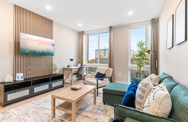 5 mins to Convention Center|Sleeps 4|Rooftop|W/D!