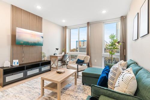 5 mins to Convention Center! Sleeps 4! With Rooftop!